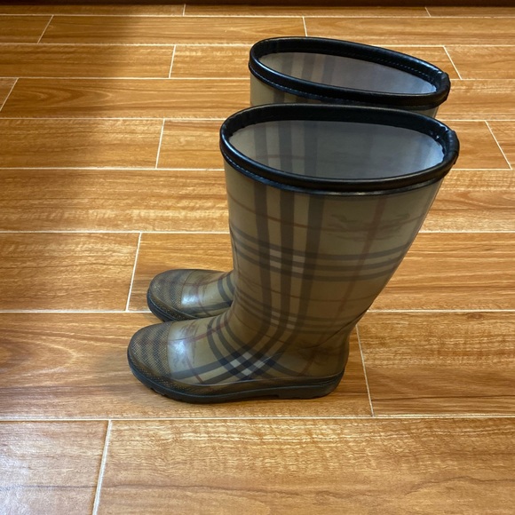 Burberry rain boots size 7 - Picture 2 of 6